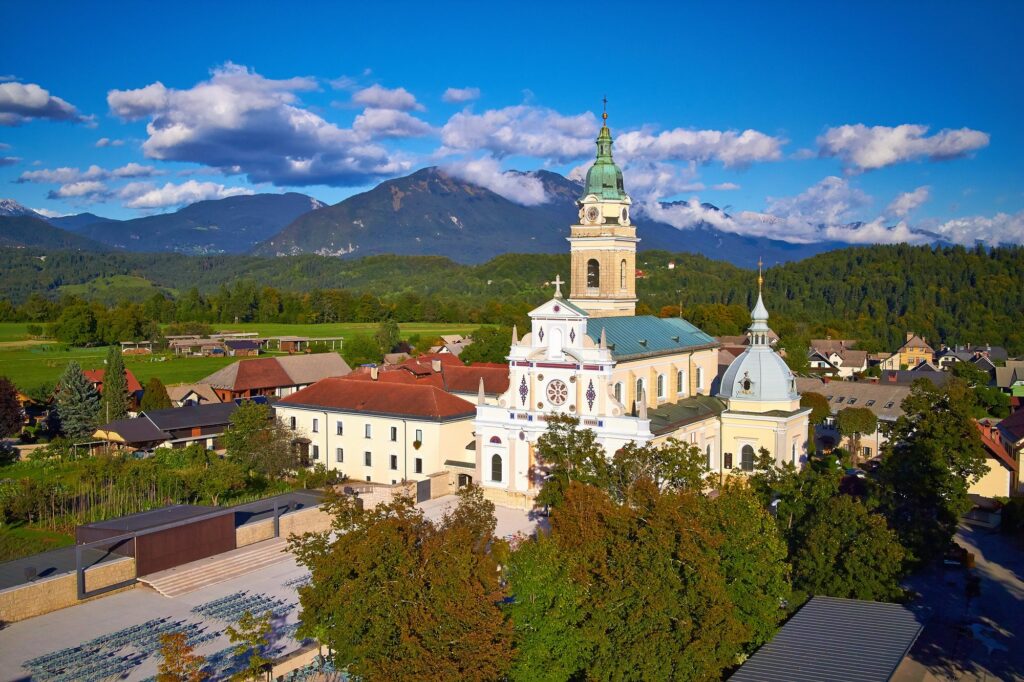 Frančiškanski samostan in bazilika Marije Pomagaj na Brezjah iz zraka