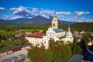 Frančiškanski samostan in bazilika Marije Pomagaj na Brezjah iz zraka