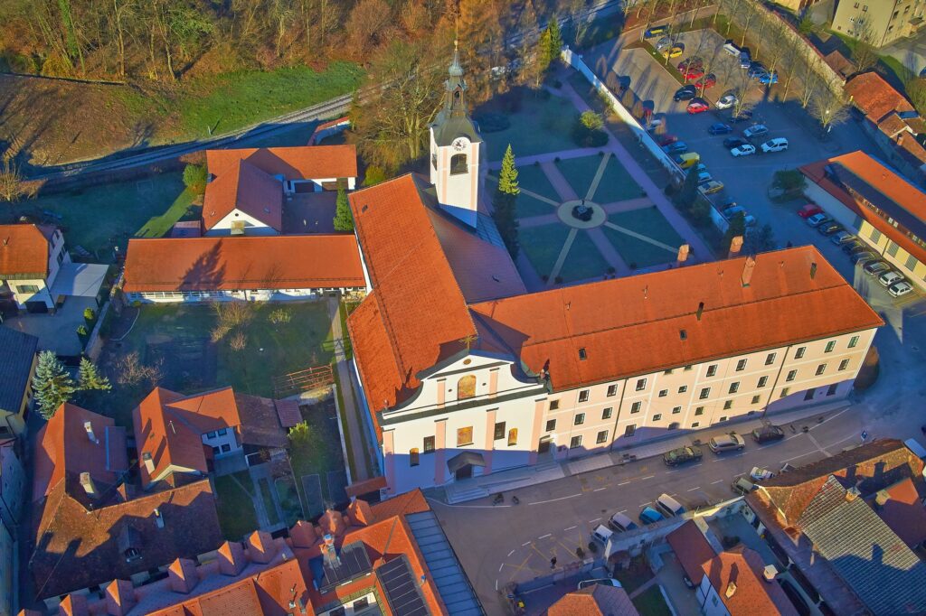 Frančiškanski samostan v Kamniku iz zraka