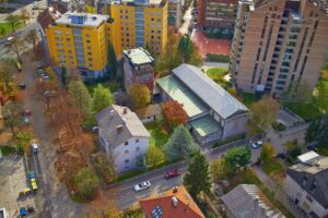 Frančiškanski samostan za Bežigradom v Ljubljani iz zraka