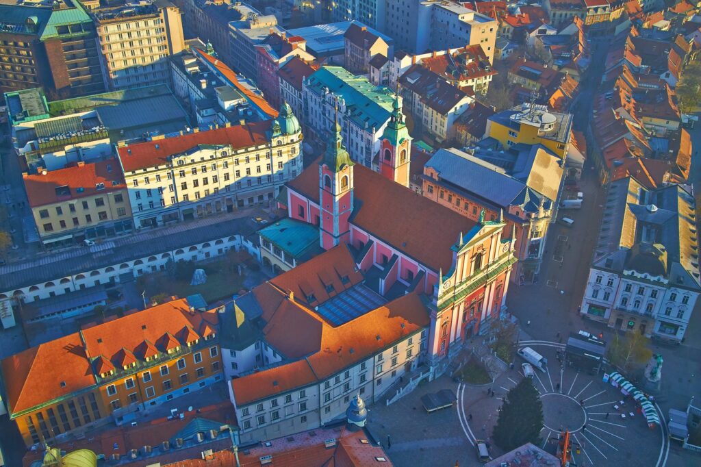 Frančiškanski samostan ob Tromostovju v Ljubljani iz zraka