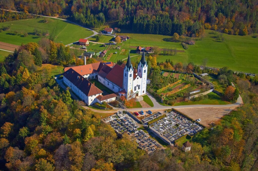 Frančiškanski samostan na Gradu Vrbovec v Nazarjah iz zraka