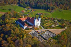 Frančiškanski samostan na Gradu Vrbovec v Nazarjah iz zraka