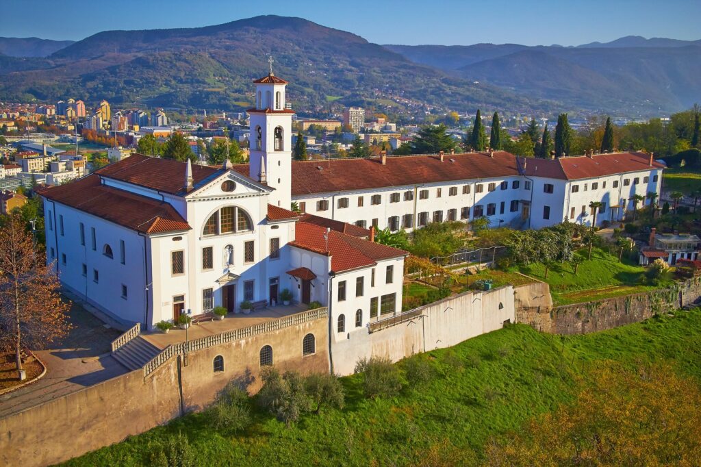 Frančiškanski samostan Kostanjevica v Novi Gorici iz zraka