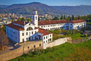 Frančiškanski samostan Kostanjevica v Novi Gorici iz zraka