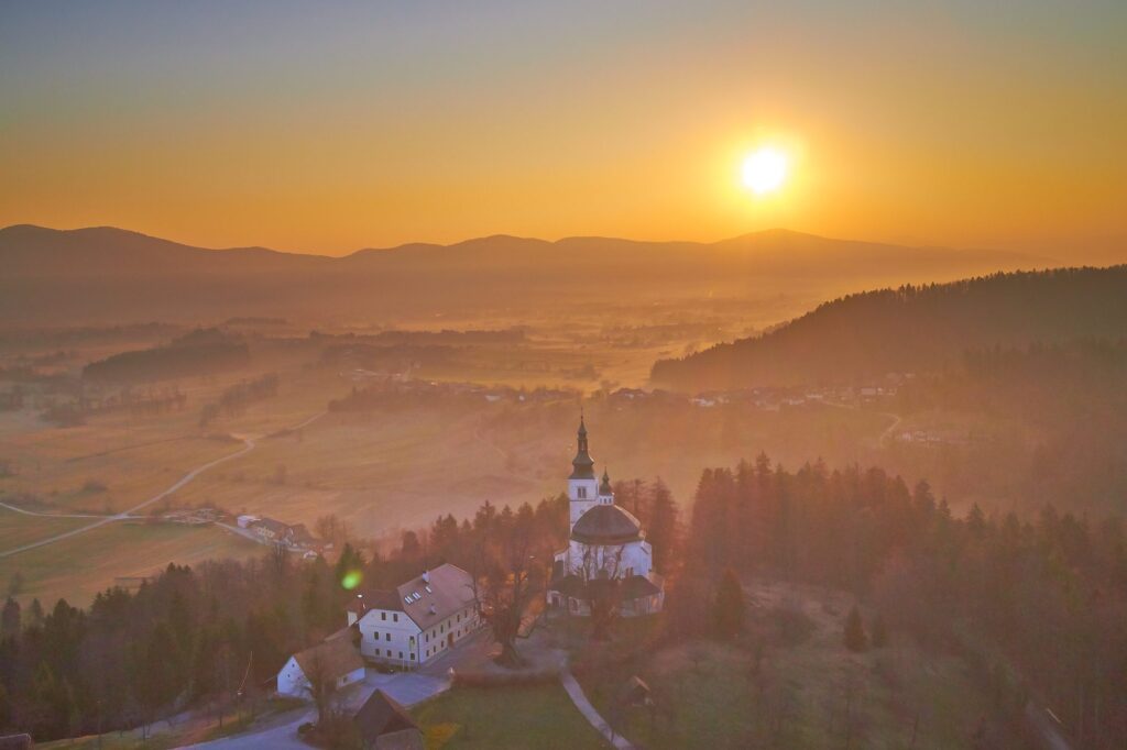 Frančiškanski samostan in romarska cerkev v Novi Štifti iz zraka