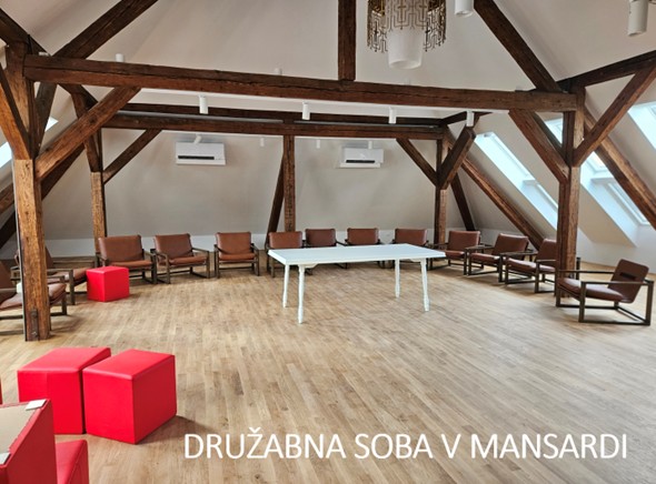 Družabna soba v mansardi Študentskega doma Tromostovje