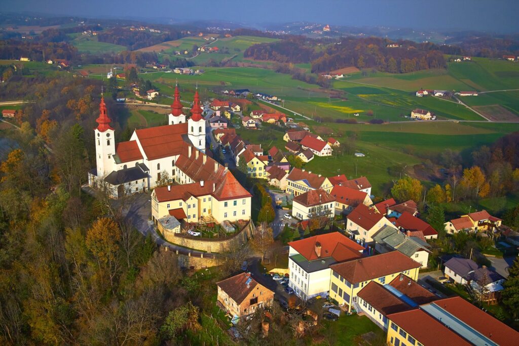 Frančiškanski samostan pri Sv. Trojici v Slovenskih goricah iz zraka
