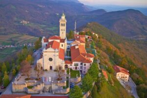 Frančiškanski samostan in bazilika na Sveti Gori iz zraka