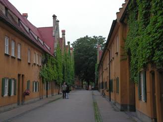 https://upload.wikimedia.org/wikipedia/commons/thumb/1/1b/Fuggerei.jpg/1024px-Fuggerei.jpg
