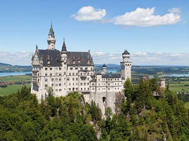 https://upload.wikimedia.org/wikipedia/commons/thumb/f/f8/Schloss_Neuschwanstein_2013.jpg/1024px-Schloss_Neuschwanstein_2013.jpg
